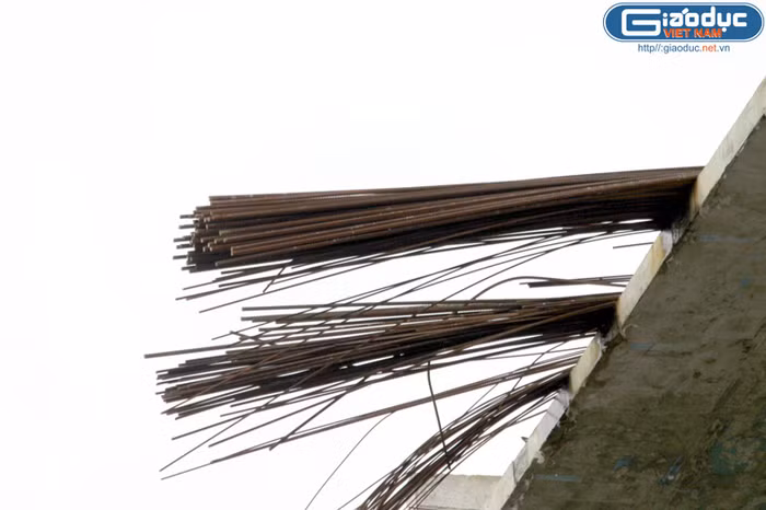 Những bó thép "thi gan" cùng mưa nắng.