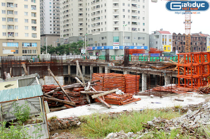 Ngổn ngang vật liệt, giàn giáo.