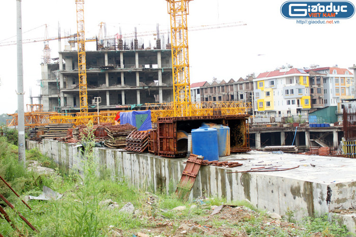 Các khung giàn giáo, khung đúc bê-tông vứt chỏng chơ ngoài trời.