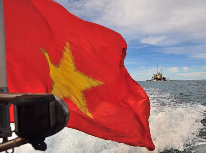 "Tổ quốc gần bên"