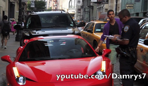 Chiếc Ferrari 458 Spider bị cảnh sát ghi vé phạt và người lái xe chống người thi hành công vụ.