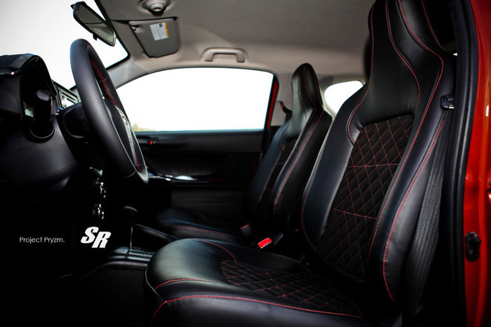 Khách hàng sẽ thực sự cảm thấy ưng ý khi sở hữu một chiếc xe nội thất được nâng cấp với ghế bọc da chất lượng cao nổi bật với những đường chỉ đỏ khâu họa tiết hình thoi ở điểm tựa lưng và đường chỉ khâu viền ghế. Khách hàng sẽ thực sự cảm thấy ưng ý khi sở hữu một chiếc xe nội thất được nâng cấp với ghế bọc da chất lượng cao nổi bật với những đường chỉ đỏ khâu họa tiết hình thoi ở điểm tựa lưng và đường chỉ khâu viền ghế.