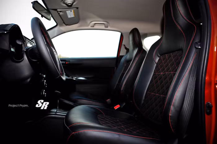 Khách hàng sẽ thực sự cảm thấy ưng ý khi sở hữu một chiếc xe nội thất được nâng cấp với ghế bọc da chất lượng cao nổi bật với những đường chỉ đỏ khâu họa tiết hình thoi ở điểm tựa lưng và đường chỉ khâu viền ghế.