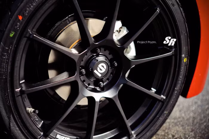 Bên ngoài, xe được trang bị bộ lốp 10 cánh mỏng thể thao, có kích thước 16 inch, tạo cho chiếc xe một vẻ ngoài vững chãi và không thể hấp dẫn hơn.