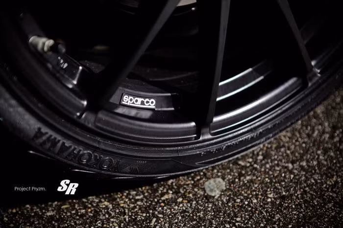 Bên ngoài, xe được trang bị bộ lốp 10 cánh mỏng thể thao, có kích thước 16 inch, tạo cho chiếc xe một vẻ ngoài vững chãi và không thể hấp dẫn hơn.