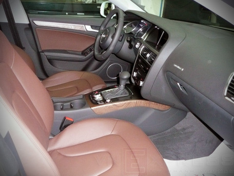 Về nội thất, Audi bố trí 4 ghế, các chi tiết ở cửa xe và táp-lô giống các phiên bản trước. Mặc dù phiên bản Sportback thấp hơn bản A4 sedan 36mm, nhưng chiếc xe này vẫn mang lại cảm giác thoải mái không hề tạo cảm giác chật chội ở chân và trên đầu người ngồi.