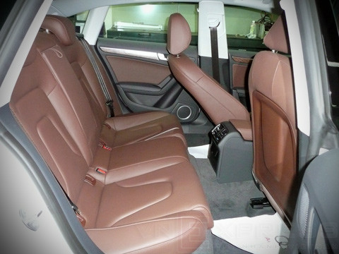 Về nội thất, Audi bố trí 4 ghế, các chi tiết ở cửa xe và táp-lô giống các phiên bản trước. Mặc dù phiên bản Sportback thấp hơn bản A4 sedan 36mm, nhưng chiếc xe này vẫn mang lại cảm giác thoải mái không hề tạo cảm giác chật chội ở chân và trên đầu người ngồi.