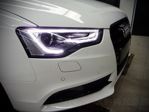 Đèn pha với cụm đèn LED định vị viền xung quanh.