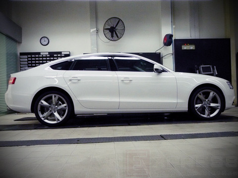 Ngoài kiểu mui vuốt dốc thấp xuống tận đuôi xe như dòng coupe và cửa hậu mở lật như xe hatchback, mẫu Audi A5 Sportback mới này còn gây chú ý bởi thiết kế cột C lạ mắt và cửa không khung.