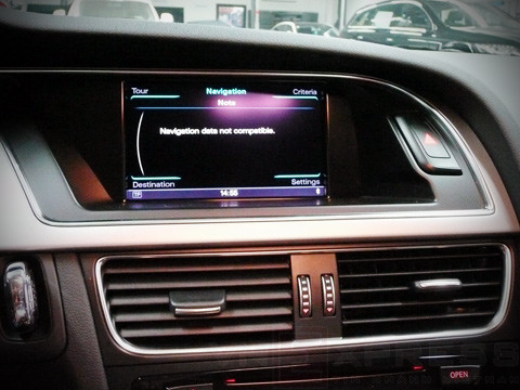 Màn hình điều khiển trung tâm hướng về phía người lái.