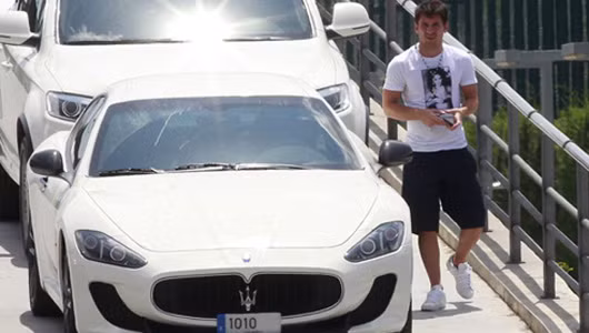 Đó là chiếc Maserati GranTurismo MC Stradale màu trắng sang trọng mới toanh vừa xuất hiện ở bãi đỗ xe tại sân tập của Barca. Siêu xe của Messi sở hữu động cơ V8, dung tích 4.691 phân khối, có thể đạt vận tốc lên tới 300km/h. Không chỉ có vậy, chú xế này con gây chú ý với biển số “1010” liên quan đến số áo của Messi ở Barca Đó là chiếc Maserati GranTurismo MC Stradale màu trắng sang trọng mới toanh vừa xuất hiện ở bãi đỗ xe tại sân tập của Barca. Siêu xe của Messi sở hữu động cơ V8, dung tích 4.691 phân khối, có thể đạt vận tốc lên tới 300km/h. Không chỉ có vậy, chú xế này con gây chú ý với biển số “1010” liên quan đến số áo của Messi ở Barca