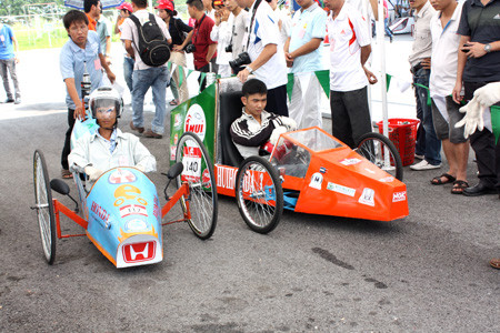 Các đội khác hồi hộp chờ tới lượt "thi đấu".