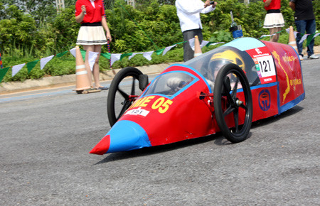 Mẫu xe chế này gây ấn tượng bởi hình bản đồ Việt Nam được gắn liền với 2 quần đảo Hoàng Sa và Trường Sa.