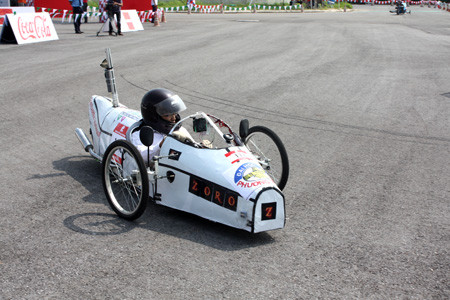 Những chiếc xe ngộ nghĩnh trên đường đua ở vòng đầu tiên.