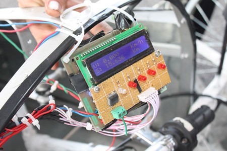 Mỗi mẫu xe chế được làm rất cầu kỹ, thậm chí có cả đồng hồ điện tử đo tốc độ.