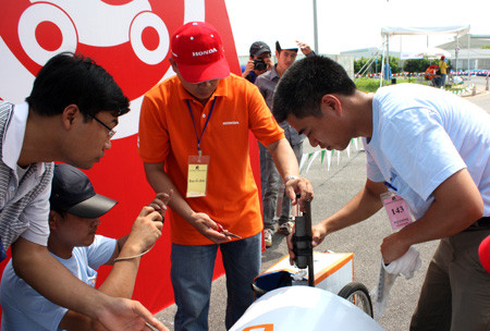 Sau khi về đích, Ban tổ chức sẽ tháo bình xăng của đội đua...