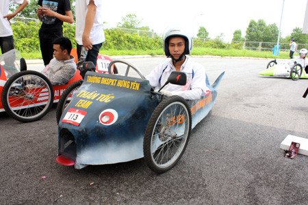 Đội Thần Tốc của Đại học Sư phạm Kỹ thuật Hưng Yên tạo hình cho chiếc xe giống một chú cá mập mạnh mẽ.