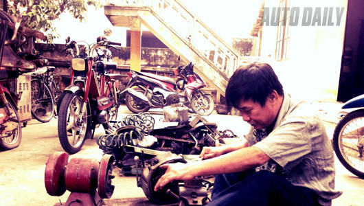 Ông Chiến làm nghề, mê nghề từ bé đến bây giờ. Mê đến nỗi ngủ còn nằm mê làm máy, người nhà bảo thấy ngủ mà mồm cứ kêu ùng ục như tiếng nổ của động cơ xe. Cái niềm đam mê của cậu bé Chiến được nuôi dưỡng từ những câu chuyện giản dị như thế và khi lớn lên, ông thành một người thợ sửa xe yêu nghề, giỏi nghề cũng vì thế. Ông Chiến làm nghề, mê nghề từ bé đến bây giờ. Mê đến nỗi ngủ còn nằm mê làm máy, người nhà bảo thấy ngủ mà mồm cứ kêu ùng ục như tiếng nổ của động cơ xe. Cái niềm đam mê của cậu bé Chiến được nuôi dưỡng từ những câu chuyện giản dị như thế và khi lớn lên, ông thành một người thợ sửa xe yêu nghề, giỏi nghề cũng vì thế.