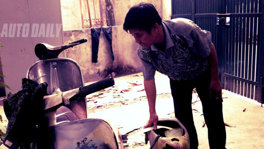 Nhà ông Chiến ở phố Thụy Khuê, gần Xí nghiệp Xe điện Hà Nội lúc đó, nhưng hàng ngày ông vẫn đi bộ ra tận bến Nứa (Long Biên) quay bễ quạt xe cho mấy chú taxi. Taxi hồi đó là những Citroën Traction Avant, và cũng chính chúng làm ông nhập tâm các từ kĩ thuật từ đó, ham mê xe cộ từ đó. Mấy chú lái taxi thấy một cậu nhóc suốt ngày mặt mũi lấm lem vì bụi than khi kéo bễ, luôn miệng hỏi bộ phận nọ, bộ phận kia đâm ra quý, có khi chở miễn phí cậu bé sang tận quê ngoại ở Bắc Ninh. Nhà ông Chiến ở phố Thụy Khuê, gần Xí nghiệp Xe điện Hà Nội lúc đó, nhưng hàng ngày ông vẫn đi bộ ra tận bến Nứa (Long Biên) quay bễ quạt xe cho mấy chú taxi. Taxi hồi đó là những Citroën Traction Avant, và cũng chính chúng làm ông nhập tâm các từ kĩ thuật từ đó, ham mê xe cộ từ đó. Mấy chú lái taxi thấy một cậu nhóc suốt ngày mặt mũi lấm lem vì bụi than khi kéo bễ, luôn miệng hỏi bộ phận nọ, bộ phận kia đâm ra quý, có khi chở miễn phí cậu bé sang tận quê ngoại ở Bắc Ninh.