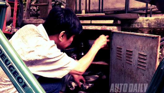 Ông Chiến kể: “Có khi đi đường nhặt được mẩu giấy có vẽ hình máy móc là mừng như bắt được tiền. Có khi đi mua xôi, thấy tờ giấy của cuốn sách kĩ thuật dùng làm giấy gói xôi thế là giở ra đọc ngấu nghiến, một tay cầm xôi, một tay câm giấy mà quên cả ăn. Lại có khi phải tích cóp tiền mua tới 20 tờ báo chỉ để đổi lấy một tập sách về xe”. Ông Chiến kể: “Có khi đi đường nhặt được mẩu giấy có vẽ hình máy móc là mừng như bắt được tiền. Có khi đi mua xôi, thấy tờ giấy của cuốn sách kĩ thuật dùng làm giấy gói xôi thế là giở ra đọc ngấu nghiến, một tay cầm xôi, một tay câm giấy mà quên cả ăn. Lại có khi phải tích cóp tiền mua tới 20 tờ báo chỉ để đổi lấy một tập sách về xe”.
