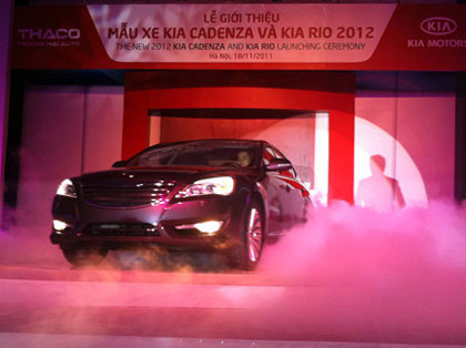 Giống như Toyota FT86, Cadenza là dòng xe được Trường Hải đưa về chủ yếu để làm thương hiệu. Vì thế, xe có giá khá cao, kén khách và thường xuyên có doanh số bằng 0. Với việc chỉ bán được đúng 1 chiếc trong 7 tháng liền, Cadenza sẽ khó bán nổi chục xe trong cả năm 2012. Giống như Toyota FT86, Cadenza là dòng xe được Trường Hải đưa về chủ yếu để làm thương hiệu. Vì thế, xe có giá khá cao, kén khách và thường xuyên có doanh số bằng 0. Với việc chỉ bán được đúng 1 chiếc trong 7 tháng liền, Cadenza sẽ khó bán nổi chục xe trong cả năm 2012.