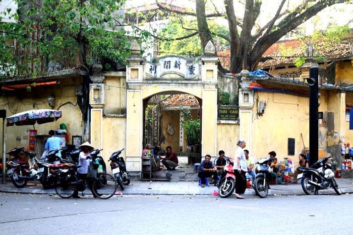 Cùng chung số phận bị xâm lấn là ngôi chùa Thái Cam (số 44 phố Hàng Vải). Phía ngoài cổng chùa, hàng loạt quán chè chén, hàng cắt tóc... chiếm dụng. Thậm chí ngay cả lối vào bên trong khuôn viên chùa cũng bị một hộ gia đình biến thành nơi bán nước. Cùng chung số phận bị xâm lấn là ngôi chùa Thái Cam (số 44 phố Hàng Vải). Phía ngoài cổng chùa, hàng loạt quán chè chén, hàng cắt tóc... chiếm dụng. Thậm chí ngay cả lối vào bên trong khuôn viên chùa cũng bị một hộ gia đình biến thành nơi bán nước.