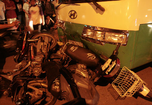 5 xe máy bị xe buýt đâm trước đầu xe. Ảnh: An Nhơn