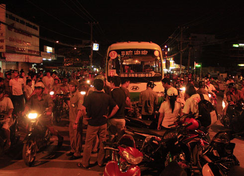 Tai nạn xảy ra ngay ngã tư, sát bến xe quận 8 khiến đoạn đường bị ùn tắc nhiều giờ. Ảnh: An Nhơn