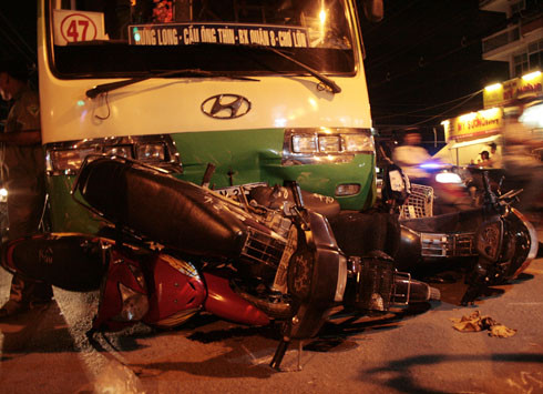 Các xe máy nằm ngổn ngang trước đầu xe buýt. Ảnh: An Nhơn