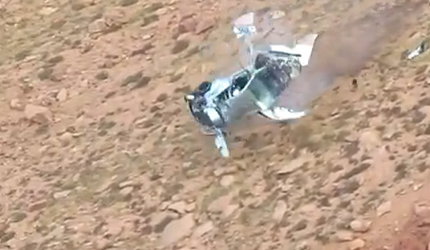 Chiếc xe bị nát ra từng mảnh khi lăn xuống sườn dốc. Chiếc xe bị nát ra từng mảnh khi lăn xuống sườn dốc.