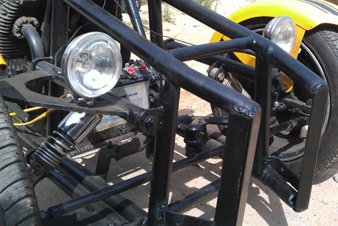 Thước lái là một thanh thép tròn, ở giữa có khớp rô-tuyn liên kết với bản lề.