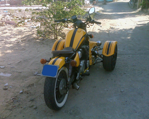 Cụm bánh sau và động cơ nguyên gốc.