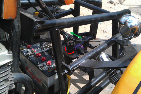 Cơ cấu lái chính là điểm sáng tạo nhất. Hệ thống treo kiểu ôtô nhưng điều khiển bởi tay lái xe máy. Lực truyền từ tay lái, qua trục các-đăng làm mâm xoay (gắn bản lề) quay ngang theo hướng mũi tên đỏ, đẩy thước lái dịch chuyển sang trái/phải theo chiều mũi tên màu xanh. Khớp bản lề quay quanh trục (mũi tên tím) cùng với khớp rô-tuyn cho phép toàn bộ cụm bánh xe và hệ thống treo có thể dịch chuyển lên xuống.