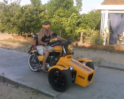 9 tháng sau khi cho ra đời "xe đua F1", anh Lê Văn Huy tại Quảng Nam tiếp tục bắt tay vào lắp ráp môtô ba bánh. Người thợ cơ khí 53 tuổi có tình yêu xe và động lực sáng tạo không mệt mỏi. Kinh nghiệm 20 năm trong nghề cơ khí đủ để anh hiện thực hóa niềm đam mê theo một cách riêng, đời thường nhưng không thiếu phần sáng tạo.