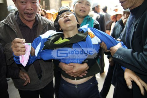 Bà Đặng Thị Quảng, mẹ đẻ của chị Quỳnh ngất lịm khi linh cữu của con đưa ra đồng.