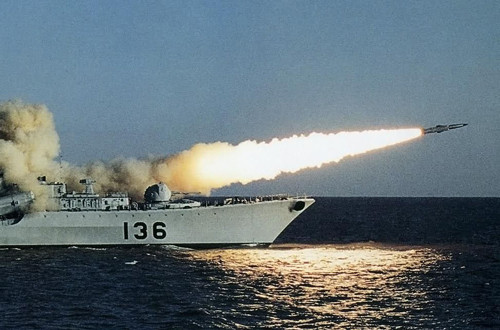 Tàu khu trục 136 Hàng Châu của Hải quân Trung Quốc trong một cuộc tập trận năm 2008 Tàu khu trục 136 Hàng Châu của Hải quân Trung Quốc trong một cuộc tập trận năm 2008