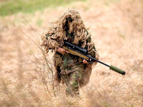 Một lính bắn tỉa Nga đang thực hành bài tập Một lính bắn tỉa Nga đang thực hành bài tập