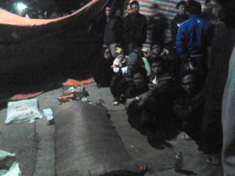 Thi thể nạn nhân được lực lượng cứu hộ vớt lên bờ. Thi thể nạn nhân được lực lượng cứu hộ vớt lên bờ.