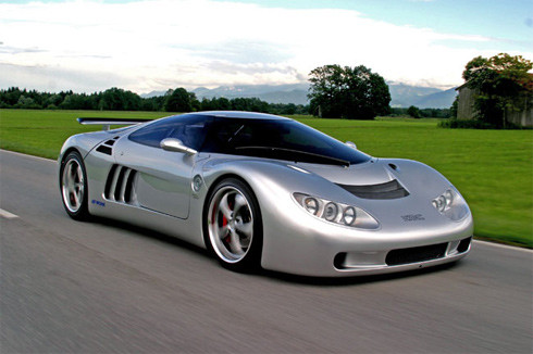 Siêu xe Đức Lotec Sirius 2004 công suất 1.200 mã lực tại vòng tua 6.300 vòng phút. Động cơ 6.0 V12 với 48 van tăng áp turbin kép. Mô-men xoắn cực đại 1.321 Nm tại vòng tua 3.400 vòng/phút.