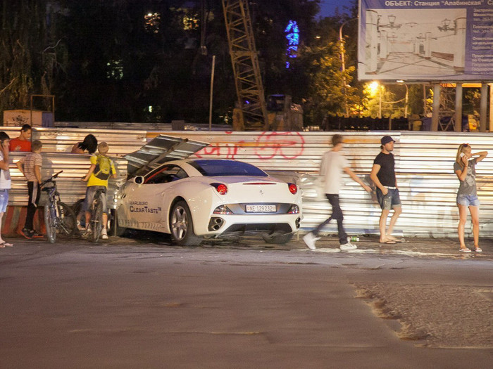 Chiếc xe Ferrari California gặp nạn. Chiếc xe Ferrari California gặp nạn.