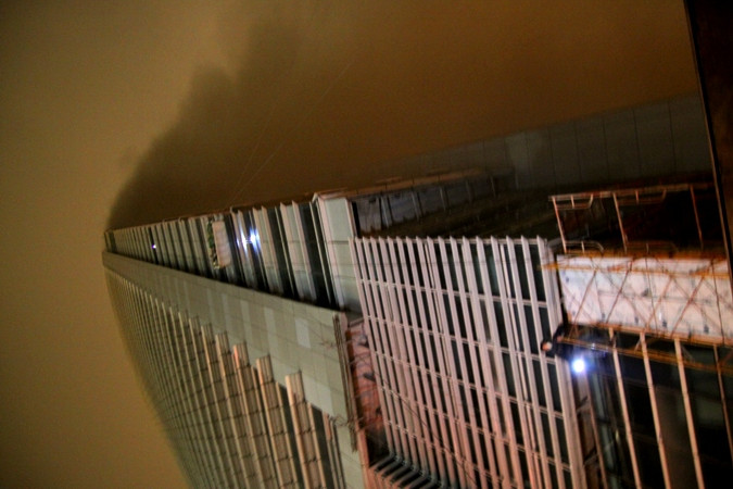 Tòa nhà quá cao khiến những phương tiện cứu hộ của lực lượng PCCC hiện có không thể tiếp cận được. (Ảnh NP) Tòa nhà quá cao khiến những phương tiện cứu hộ của lực lượng PCCC hiện có không thể tiếp cận được. (Ảnh NP)