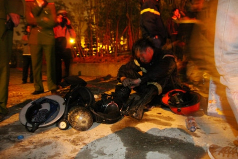 Một chiến sỹ đã bị ngất vì khói thiếu dưỡng khí khi vào sâu bên trong hầm dập lửa. (Ảnh NP) Một chiến sỹ đã bị ngất vì khói thiếu dưỡng khí khi vào sâu bên trong hầm dập lửa. (Ảnh NP)