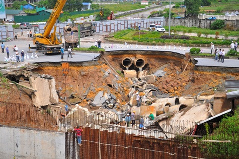 Sáng ngày 22/8 dưới sự giám sát và chỉ đạo của Ban 2 - Sở GTVT Hà Nội, Tổng công ty tư vấn chất lượng công trình GTVT TEDI, Nam Cường và Sông Đà Thăng Long đã cho tiến hành làm sạch hố móng tại hiện trường sạt lở. (Ảnh Nam Phong) Sáng ngày 22/8 dưới sự giám sát và chỉ đạo của Ban 2 - Sở GTVT Hà Nội, Tổng công ty tư vấn chất lượng công trình GTVT TEDI, Nam Cường và Sông Đà Thăng Long đã cho tiến hành làm sạch hố móng tại hiện trường sạt lở. (Ảnh Nam Phong)