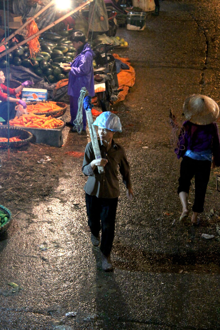 Nhiều "cửu vạn" không có xe thồ, xe kéo, dụng cụ để họ mưu sinh là chiếc đòn gánh và những đôi thừng.