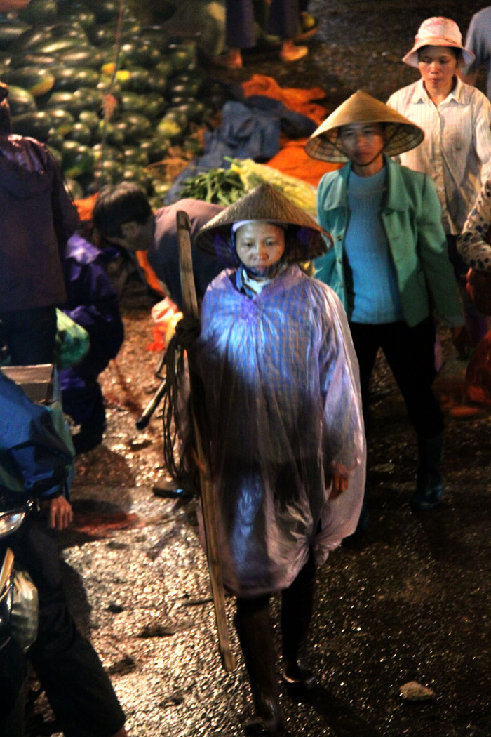 Mưa gió, trời về đêm lạnh giá cũng không khiến những "cửu vạn" nơi đây ngại ngần.
