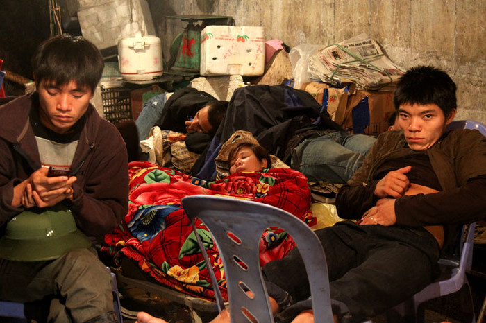 Trong những lúc đợi hàng về, những "cửu vạn" lại tranh thủ chợp mắt. Họ có thể ngủ ở bất cứ chỗ nào và với đủ tư thế.