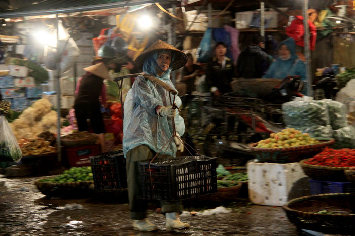 Và những "cửu vạn" lại nặng trĩu trên vai "gánh mưu sinh" trong màn đêm mưa rét.