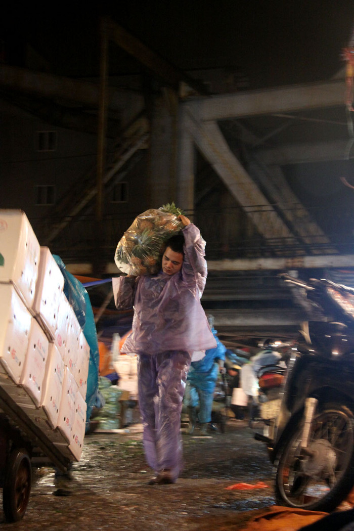 Hay những vác nặng trên vai.