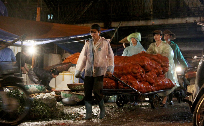 Công việc ấy vẫn hằng đêm diễn ra bên dưới gầm và chân cây cầu "cổ thụ" - chứng nhân của lịch sử - cầu Long Biên.