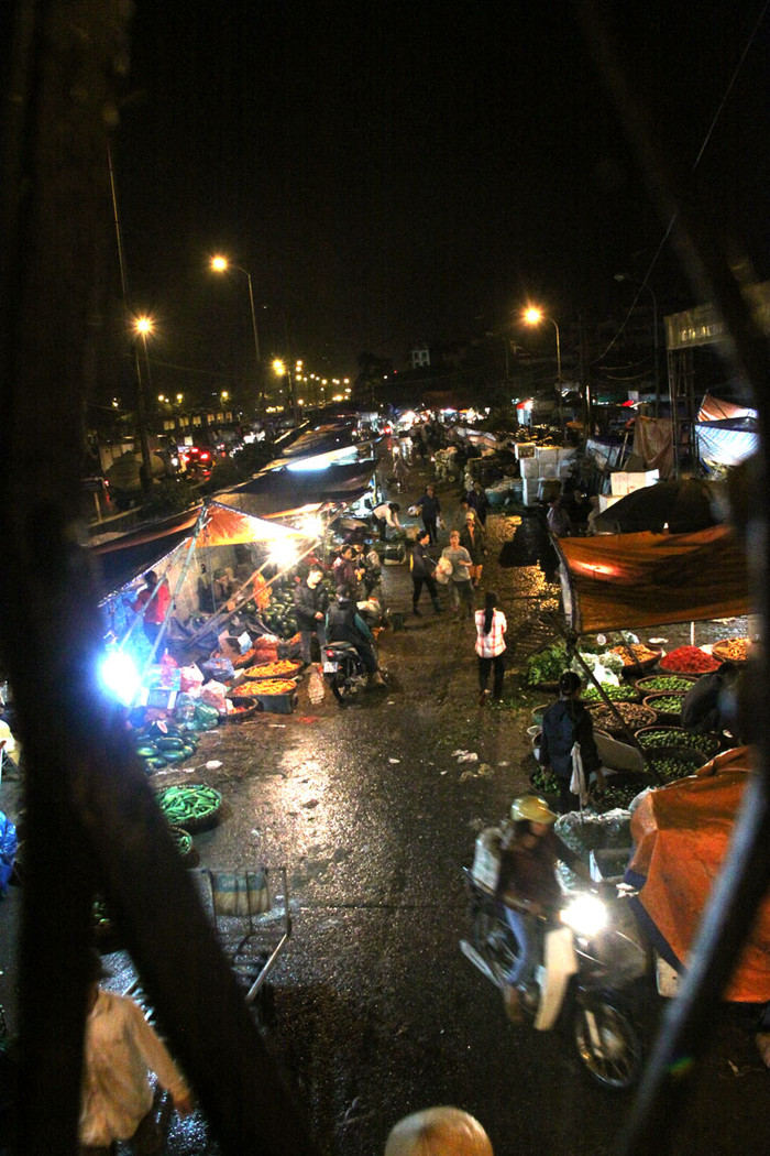 Kẻ mua, người bán, người khuân vác thuê nơi đây dường như không có khái niệm "đêm".